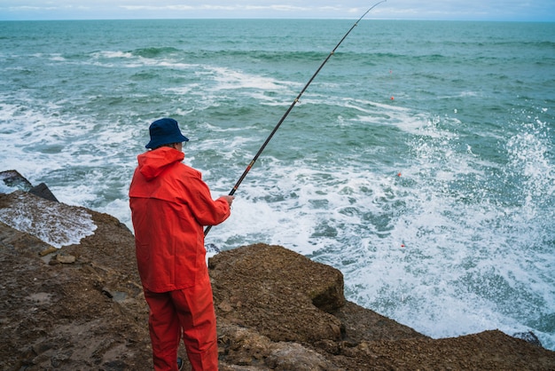 Oude man vissen in de zee.