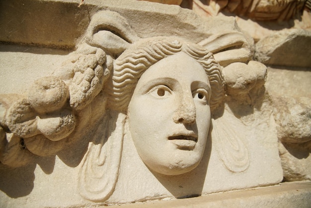 Oude maskerreliëf in de oude stad Aphrodisias in Aydin Turkiye