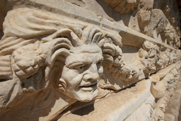 Oude maskerreliëf in de oude stad Aphrodisias in Aydin Turkiye