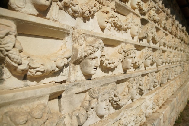 Oude maskerreliëfs in de oude stad Aphrodisias in Aydin Turkiye