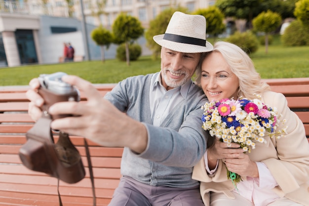 Oude mensen daten en maken selfie op oude filmcamera.