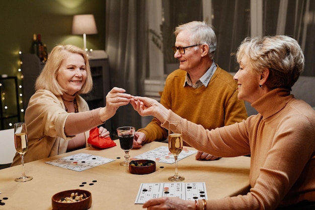 Oude mensen die bordspel spelen