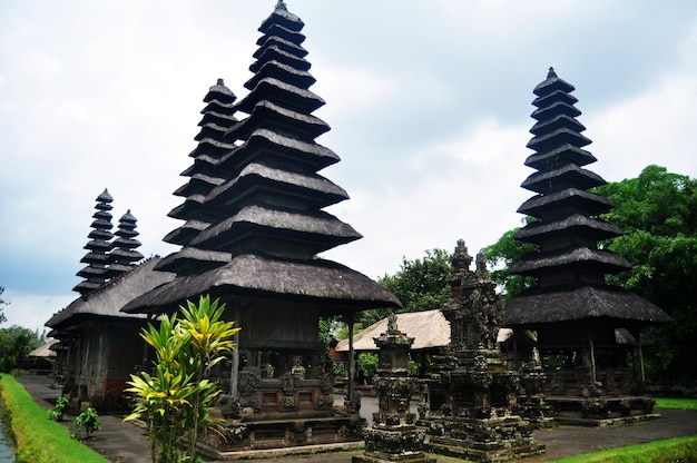 Oude Meru-torens van Pura Besakih-tempel, belangrijke hindoeïstische archeologische vindplaats voor reizigers, mensen reizen, bezoeken en respecteren bidden in het stadsdorp Mount Agung in Bali, Indonesië