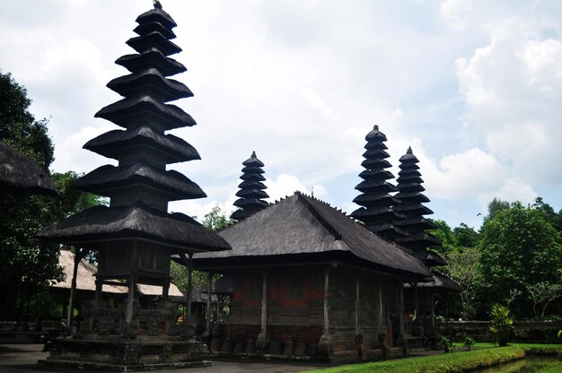 Oude Meru-torens van Pura Besakih-tempel, belangrijke hindoeïstische archeologische vindplaats voor reizigers, mensen reizen, bezoeken en respecteren bidden in het stadsdorp Mount Agung in Bali, Indonesië