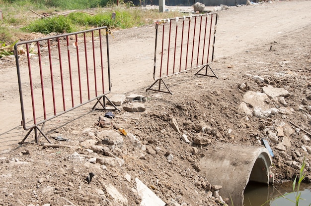 Oude metaalbarrières voor veiligheid in bouwwerf.