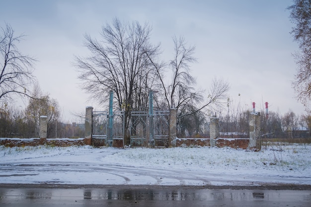 Oude metaalpoort in de winter