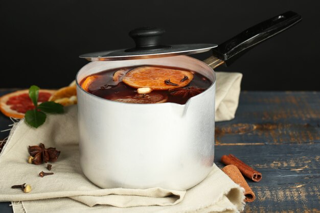 Oude metalen pan smakelijke glühwein op houten tafel