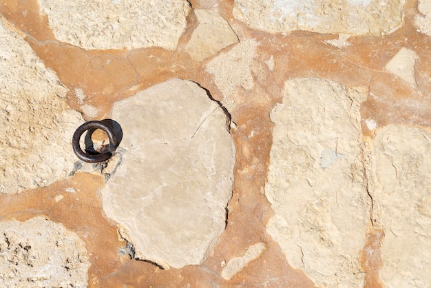 Oude metalen ring in de muur