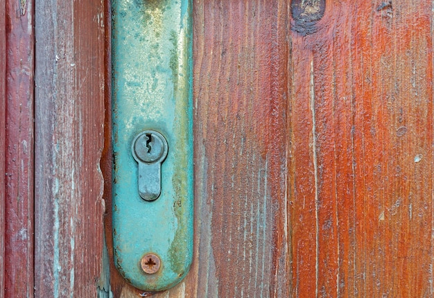 Foto oude metalen sleutel op houten deur