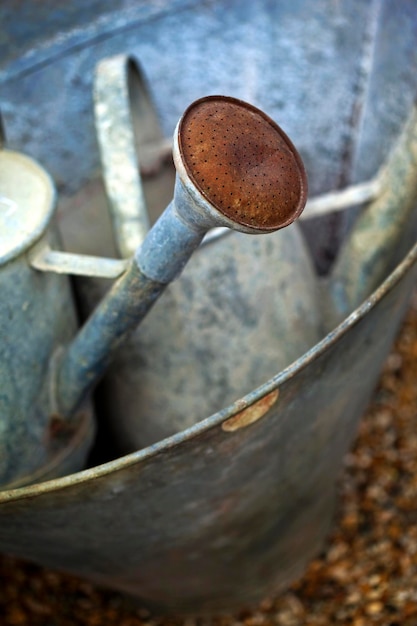 Oude metalen waterpot en wastafel op een vlooienmarkt