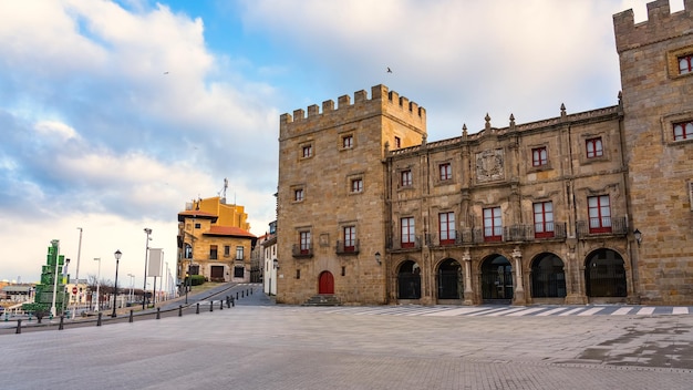 Oude middeleeuwse gebouwen van de toeristische stad Gijon in het vorstendom Asturië, Spanje