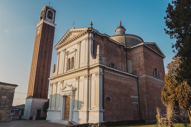 Oude middeleeuwse kathedraal met klokkentoren in de avond. Prachtige Italiaanse kerk. Cremezzano di San Paolo. Chiesa di San Giorgio Martire