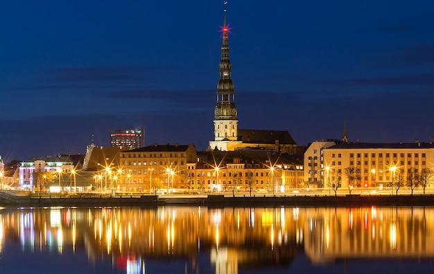 Oude middeleeuwse kerktoren Saint Peters Lutherse kerk in Riga, Letland