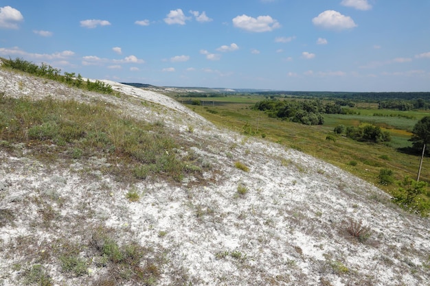 Oude miljoenen krijtbergen op het steppe-oppervlak van de aarde