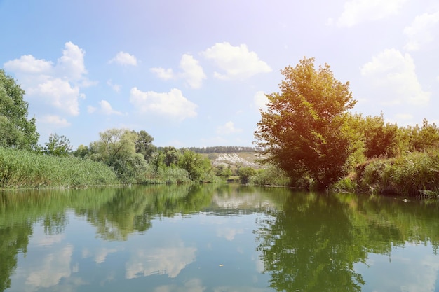 Oude miljoenen krijtbergen op het steppe-oppervlak van de aarde