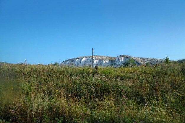 Oude miljoenen krijtbergen op het steppe-oppervlak van de aarde