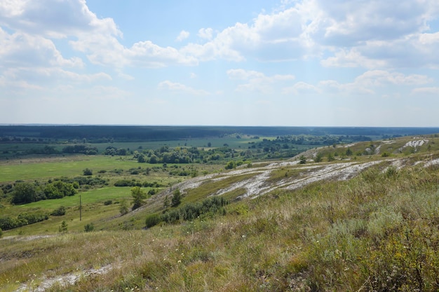 Oude miljoenen krijtbergen op het steppe-oppervlak van de aarde