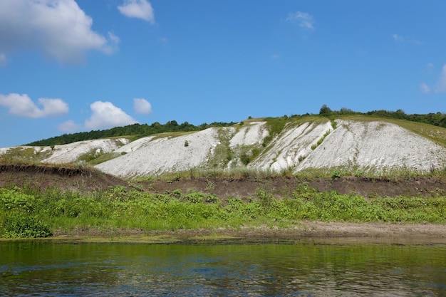 Oude miljoenen krijtbergen op het steppe-oppervlak van de aarde