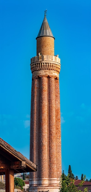 Oude minaret met luidsprekers tegen de lucht