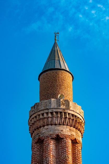 Oude minaret met luidsprekers tegen de lucht