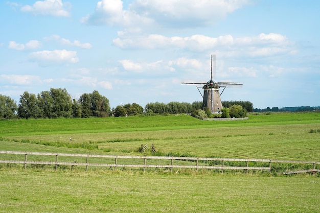 Foto oude molens tegen de blauwe hemel