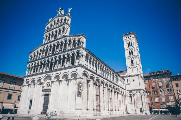 Oude mooie lege smalle straatjes in de kleine stad Lucca in Italië