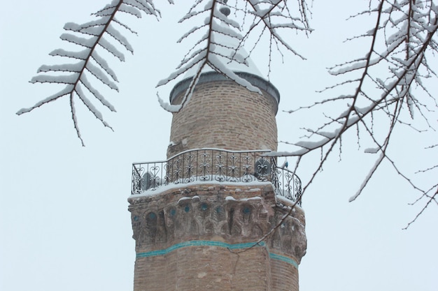 Oude moskee minaret in Konya