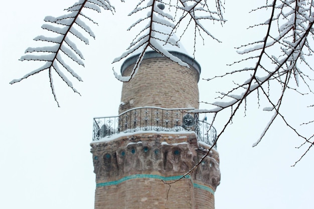 Oude moskee minaret in Konya