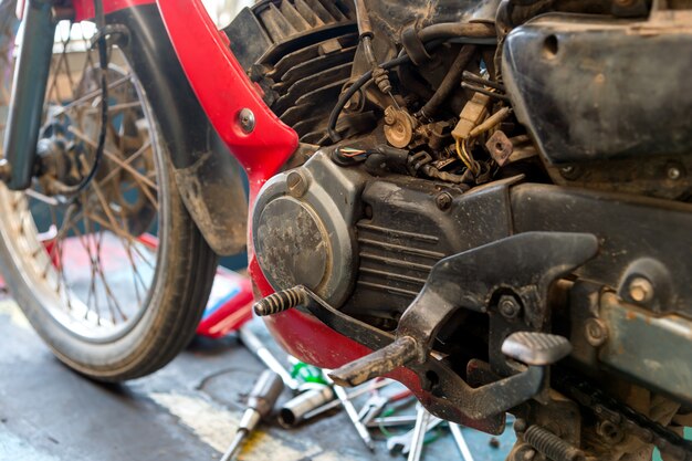 Oude motorfiets motor reparatie met soft-focus en meer dan licht op de achtergrond