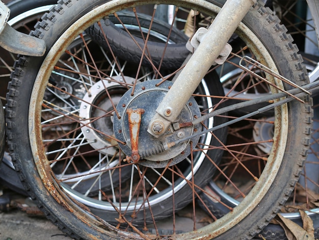 Oude motorfiets wiel. Zijaanzicht