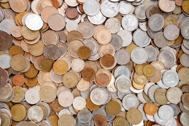 Oude munten Turkse lira en ander geld met aanraking in bulk in stapel bovenaanzicht