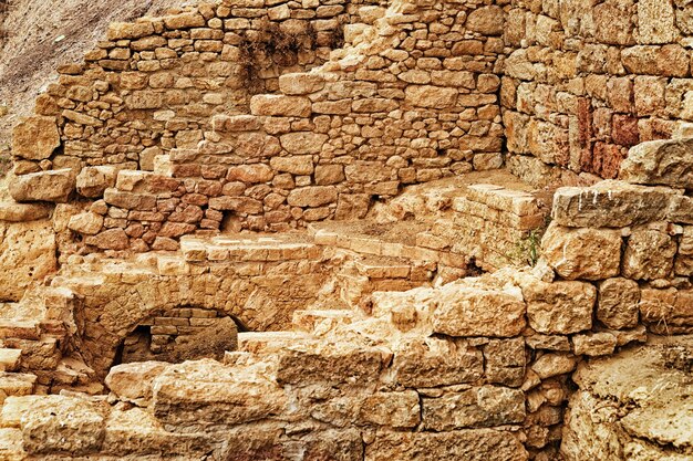 Oude muren van gebouwen op de archeologische vindplaats van de oude stad Morgantina, Sicilië, Italië