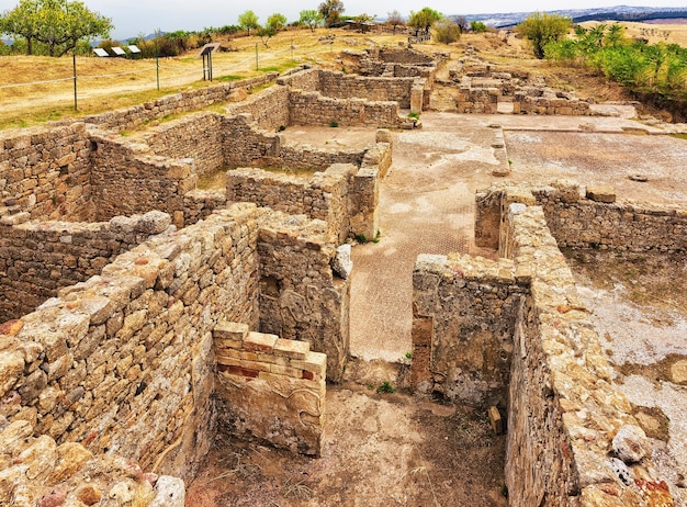 Oude muren van oude gebouwen in de archeologische vindplaats van de oude stad Morgantina, Sicilië, Italië
