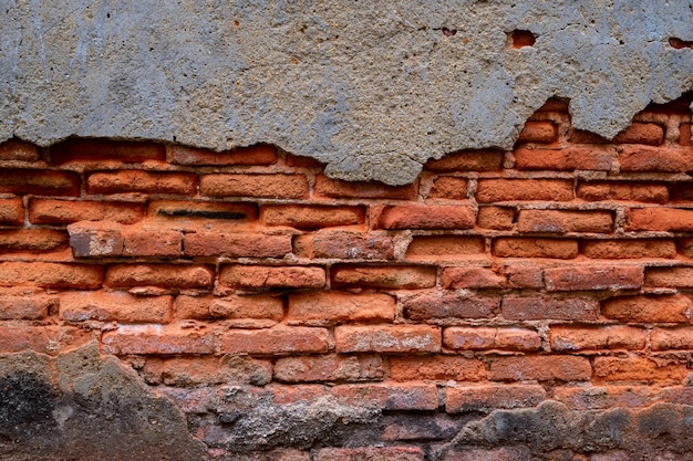 Oude muur van stenen bakstenen en grijs gips