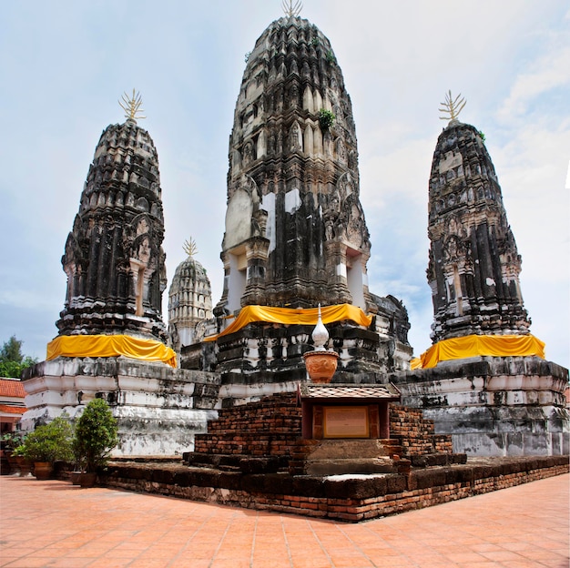 Oude Na Phra That stupa en ruïnes chedi prang van Wat Mahathat Worawihan tempel voor Thaise mensen reizigers bezoeken en respecteren biddende zegen wens Boeddha op 16 september 2023 in Ratchaburi Thailand