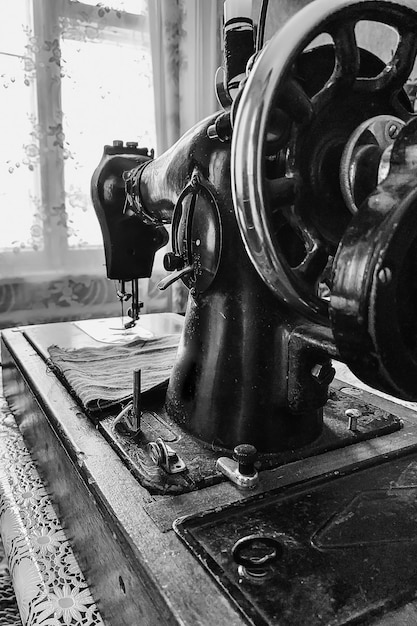 Oude naaimachine staat thuis op tafel klaar om te werken en te naaien