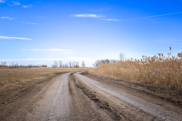 Oude onverharde weg op groen veld contrast