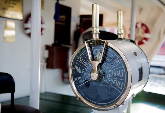 Oude opdrachtbesturingssignaal naar machinekamer van boot voor varen