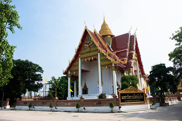 Oude ordinatiezaal en antieke ubosot voor Thaise mensen reizen bezoek respect bidden zegen wens boeddha heilig mysterie bij Wat Bang Nom Kho tempel bij Sena op 4 november 2023 in Ayutthaya Thailand