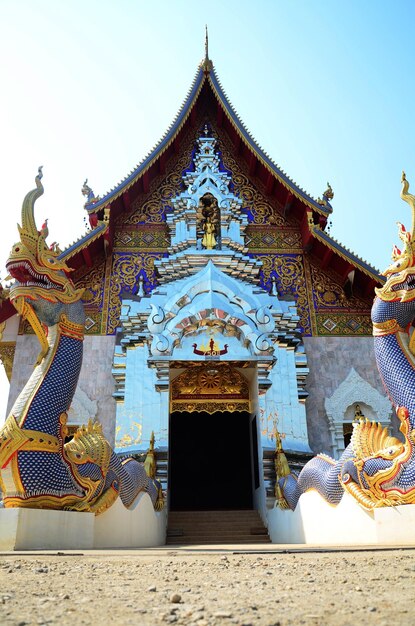 Oude ordinatiezaal of antieke oude ubosot voor Thaise reizigers mensen reizen bezoeken en respecteren bidden zegen boeddha wens mythe bij Wat Khua Khrae tempel op 22 februari 2015 in Chiang Rai Thailand