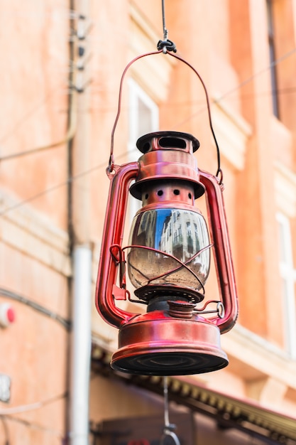 oude orkaan lamp op straat. Vintage lamp. Kerosinelamp. Ouderwetse apparatuur. ga