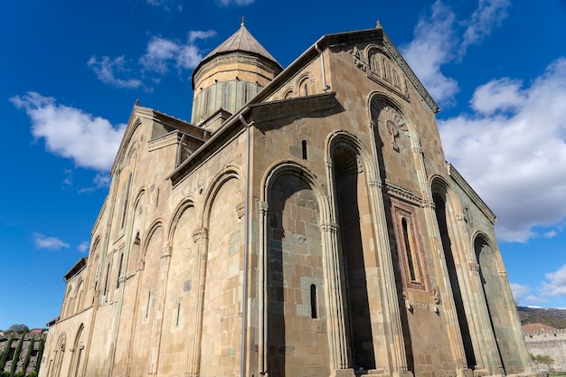 Oude orthodoxe kathedraal in de historische stad Mtskheta in de buurt van Tbilisi, Georgië Zonnige herfstdag