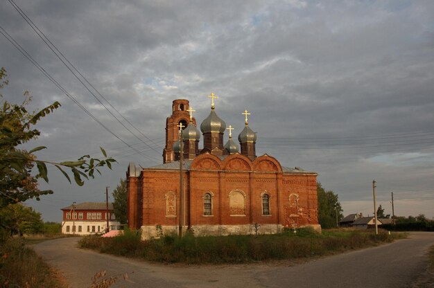 Foto oude orthodoxe kerk in het dorp gavrilovsoe in de stralen van de avondzon ryazan regio