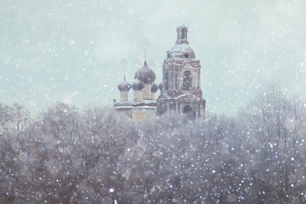 Oude orthodoxe kerk in het winterlandschap