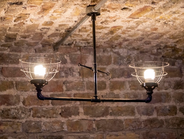Foto oude oude lampen aan de muur in een donkere kamer somber licht als achtergrond