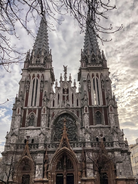 Oude oude middeleeuwse grijze griezelige enge katholieke orthodoxe gotische kerk met torenspitsen