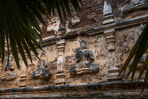 Oude oude stucwerk patronen stucwerk Boeddha en engel cijfers aan de buitenkant van de Maha Chedi Wat Chet Yot, zeven pagode tempel Het is een belangrijke toeristische attractie in Chiang Mai, Thailand.
