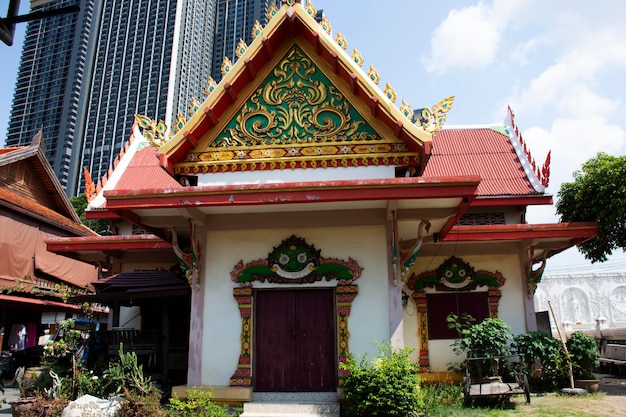 Oude oude wijdingszaal of antieke mooie ubosot-kerk voor Thaise mensen reizigers reizen bezoek reizen respect bidden Boeddha zegen heilige aanbidding bij Wat Noi Nok-tempel in Nonthaburi Thailand