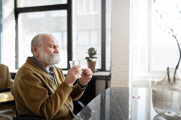 Foto oude patiënt die lijdt aan parkinson