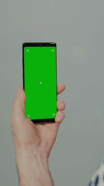 Oude patiënt met smartphone met groen scherm